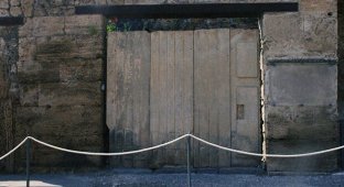 Как закрывали двери 2000 лет назад в древнеримских лавках и едальнях (8 фото)