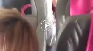 Девушка с парнем пытаются раскачать самолет