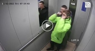 Утренняя поездка двух неадекватов в тюменском лифте