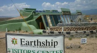 Коммуна Earthships - город экологически чистого жилья из вторсырья (16 фото)
