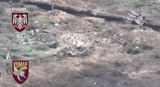 Оккупант берет в руки украинский дрон-камикадзе, после чего сразу происходит детонация