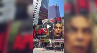 Charlize Theron Conquered an impromptu "summit" in downtown New York