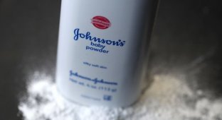 Johnson & Johnson to pay nearly $9 billion to victims of powder that allegedly causes cancer (2 photos)