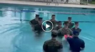 Военный решил провести церемонию получения нового звания в бассейне