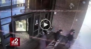 В Москве девушка нокаутировала парня возле торгового центра