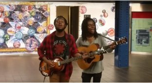 Талантливые уличные музыканты поют песни «The Beatles» в метро Нью-Йорка (1 фото + 5 видео)