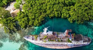 Abandoned cruise ship off the coast of the paradise Solomon Islands (17 photos)