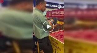 В Дубае мужчина сумел достать золотой слиток из прозрачного куба