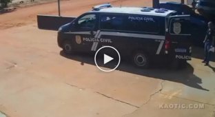 Daring escape from a police van in Brazil