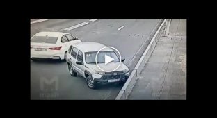 Водитель Нивы спрыгнул с Большеохтинского моста в Неву после небольшой аварии
