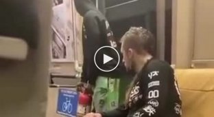 Странный парень с огнетушителем в метро Нью-Йорка