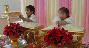 Родители в Таиланде поженили трехлетних близнецов, убежденные, что в прошлых жизнях они были вместе (2 фото)