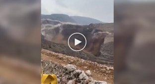 A large-scale rock collapse occurred at a gold mine in Turkey