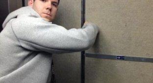 Олимпийский спортсмен из Америки застрял в лифте (2 фото)