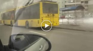 У Троєщині повністю згорів тролейбус, ніхто з пасажирів не постраждав