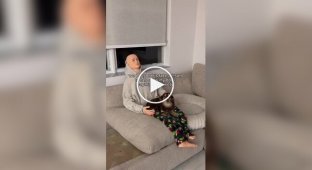 Собака боялась оставаться дома одна. На помощь пришел манекен в одежде хозяина