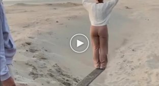 Пляжный трюк от девушки