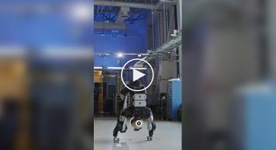 Робота Boston Dynamics научили делать стойку на руках