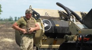 Саперы с помощью машины механизированного разминирования очищают фермерское поле на деоккупированных территориях