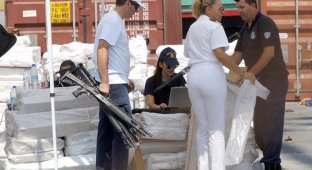 Греческие полицейские перехватили контейнеры с помощью для беженцев (4 фото + 1 видео)