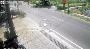 Мотоциклист хотел быстро перебраться на другую сторону дороги