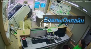 In Tatarstan, a pensioner in a Zhiguli crashed into a cell phone store