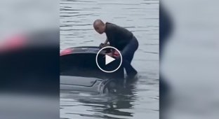 Героїчний вчинок: чоловік врятував людину з тонучої машини