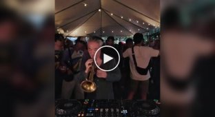 A musician in New York combines DJ sets and trumpet playing