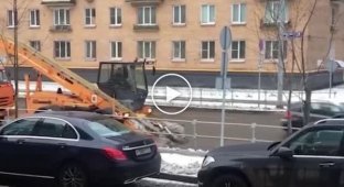 В Москве, очевидцы засняли снегоуборочную технику, которая убирала невидимый снег