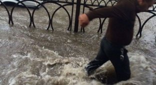 Проливной дождь и потоп во Владикавказе (4 фото + 3 видео)