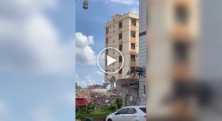 Здание рухнуло на экскаватор во время сноса