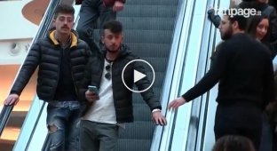 Скрытая камера засняла забавные реакции итальянцев на нежное прикосновение незнакомцев на эскалаторе  