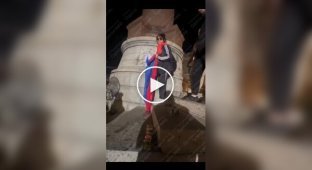 A woman tried to hang a tricolor in the center of Odessa