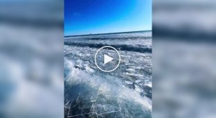 У Китаї на озері Хулун знайшли незвичайне природне явище – крижані хвилі