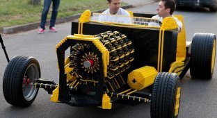 Предприниматель и гений-самоучка создали автомобиль из Lego (5 фото)