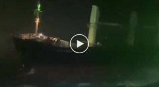 Момент столкновения судов в акватории Керченского пролива во время шторма (мат)