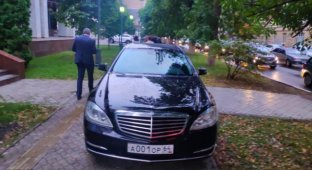 Игорь Николаев прокатился на своем "Мерседесе" по тротуару в Саратове