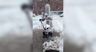 Робот расчищает снег на улице в США