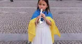 Маленькая Соломия из Днепра играет в свою сопилку в центре города