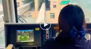 В Китае высокоскоростной трамвай проходит через 19-этажное жилое здание