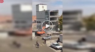 У Туреччині знесення будівлі обернулося хаосом: уламки засипали вулицю