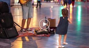 Маленька дівчинка танцює під пісню Despacito