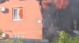 В Таганроге в Ростовской области сегодня горел жилой дом после падения беспилотника