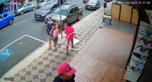 Жінка без причини вдарила дівчинку на вулиці