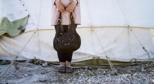 В сумке беженца: что беженцы берут с собой во время бегства к лучшей жизни (12 фото)