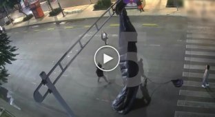 В Мехико парашютиста сняли с городского светофора