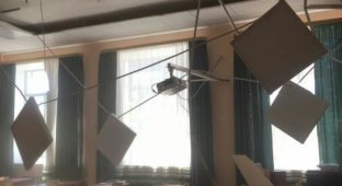 В подмосковной школе во время занятий обрушился потолок (3 фото)
