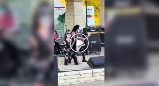 Mini Kiss performs.