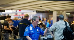 Нескромные меры безопасности в американских аэропортах (32 фото)