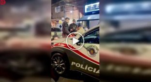 Полицейский в Бразилии ударил мотоциклиста, нарушившего правила дорожного движения